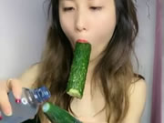迷人小妖精一線天饅頭逼妹子道具黃瓜自慰